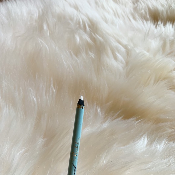 Too Faced Anti-Feathering Lip Pencil - Picture 3 of 3